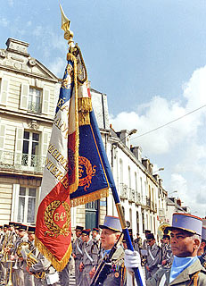 Drapeau du 64e RI, porté par l’Adjudant-Chef PHAROSE