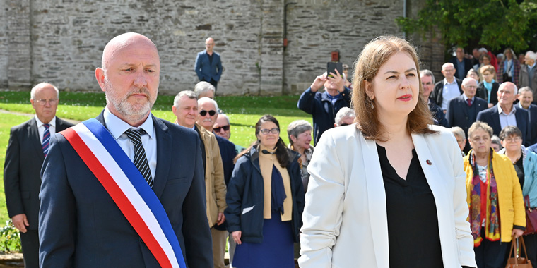 M. Christophe Ricaud, maire de Comblessac et Madame Agnieszka Kozinska-Makowska consule de la république de Pologne à Paris le 3 mai 2026 à Comblessac. - Photo Jean-Charles Caillard - Comblessac 20260503-10h49