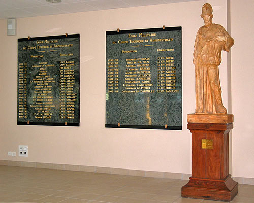 Statue d’Athéna et plaques des promotions