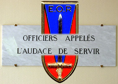 Photomontage avec la plaque de marbre où est inscrite la devise des EOR et l’insigne EOR