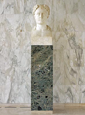 Buste en marbre de Napolon, situ dans le pristyle devant le mur Est