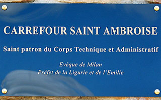 Plaque située sur la stèle