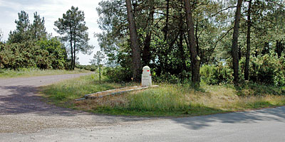 Carrefour du dbarquement ;  gauche : Moulin de Cotquidan,  droite : priphrique Ouest