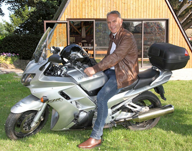 Le Père Christian CHEREL devant l’oratoire sur sa Yamaha FJR