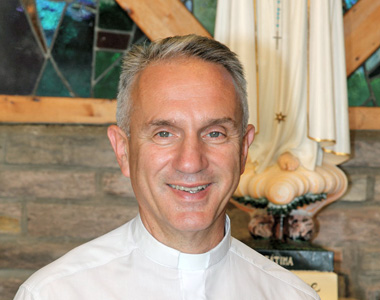 Le Père Christian CHEREL dans l’oratoire