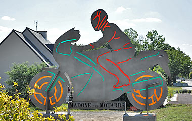 Emblème de la Madone des motards, à l’entrée de Porcaro
