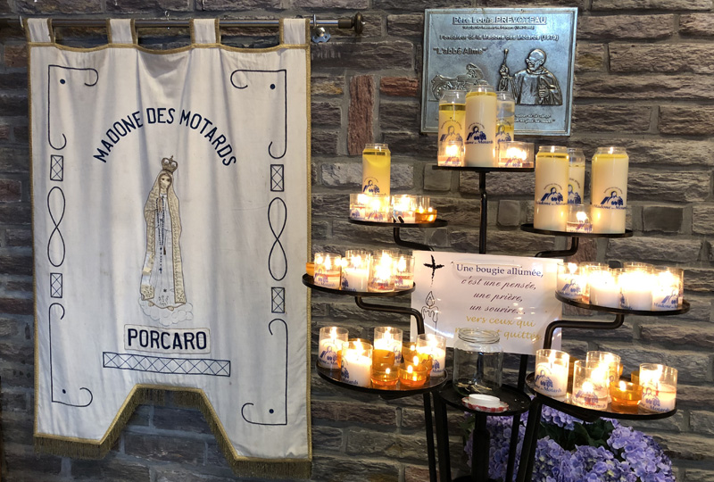 La bannière de la Madone des motards, dans l’oratoire et la plaque de bronze apposée en 2014 en hommage au Père Prévoteau, fondateur de ce Pardon