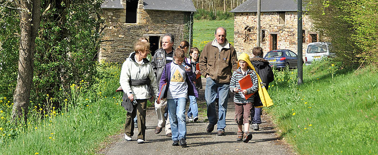 Les lves sortent de la cour de la ferme du Vauvert