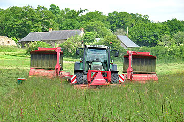 La machine devant la ferme