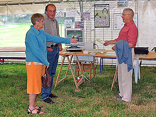 Jo Costard, Anne-Marie et Jean-Marie Danion au stand de l`association