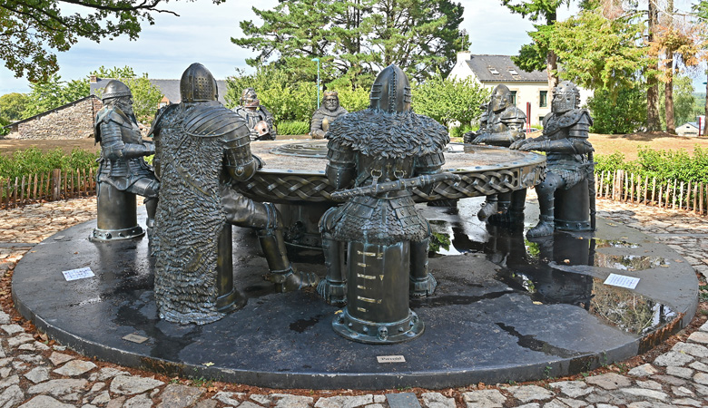 Les chevaliers de la table ronde à Néant sur Yvel le 22 août 2026. Photo : Jean-Charles Caillard 1