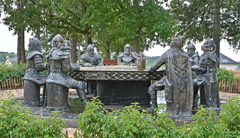 Les chevaliers de la table ronde à Néant sur Yvel le 22 août 2026. Photo : Jean-Charles Caillard 2