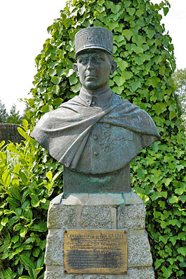 Stèle capitaine de Bournazel, située à la section équestre