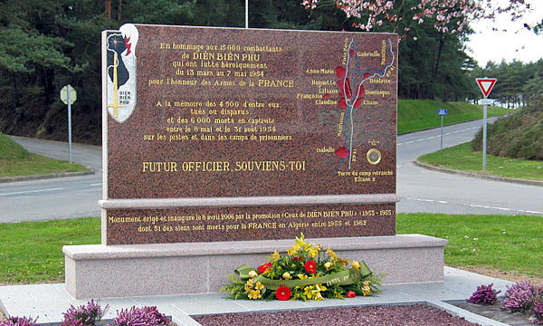 Monument situ sur le rond-point Nord-Ouest des peignes