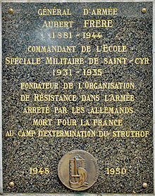 Plaque grave appose sur le socle de la statue