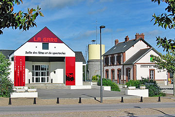 La salle des fêtes et la gare