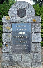 Stèle du maréchal JUIN, dominant le stade éponyme