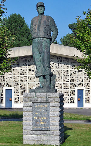 Statue du marchal JUIN, devant la chapelle Saint Paul