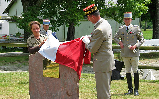 Le général de Lardemelle et Mme Marlin dévoilent la plaque