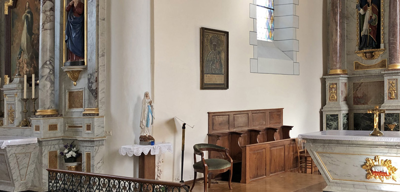 Le chœur de l’église de Comblessac avec à sa gauche le tableau de la Vierge de CZESTOCHOWA
