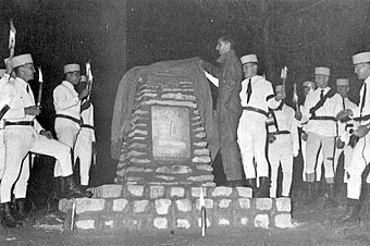 Inauguration du monument en juin 1977, au carrefour 123