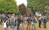 Foule attentive aux propos de Tim Gunard
