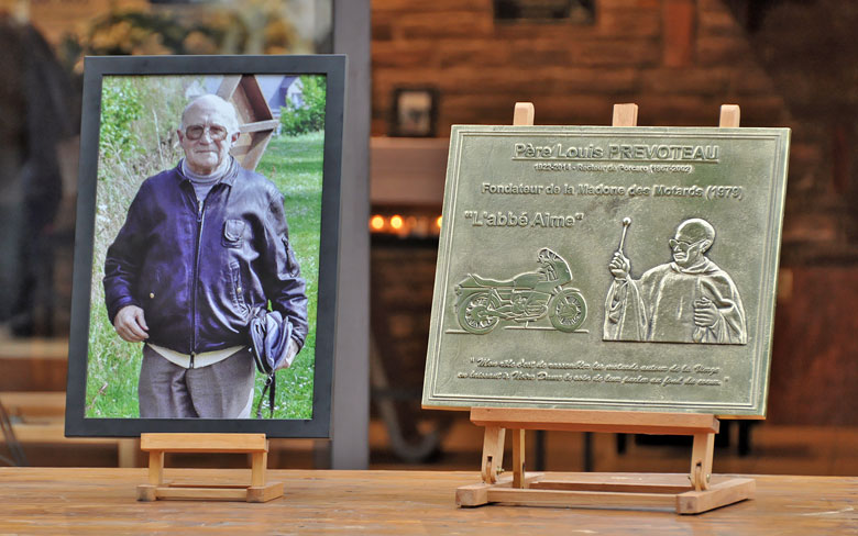 Plaque de bronze en hommage au Père Prévoteau