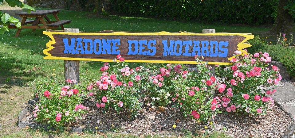 Madone des motards : Panneau d’accueil à gauche de l’oratoire à Porcaro