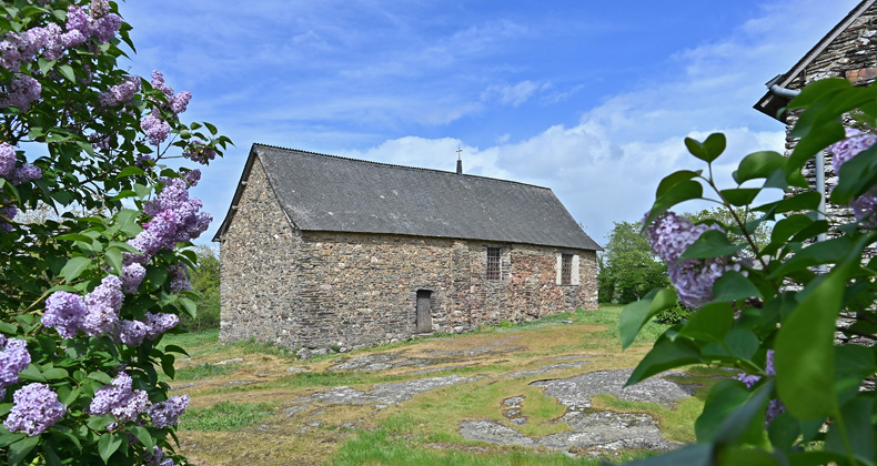 La chapelle Saint Etienne le 11 avril 2026, dans son écrin de lilas en fleur