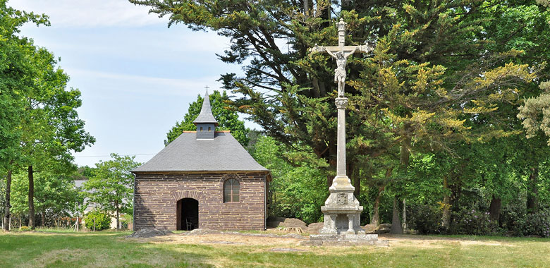 Chapelle Sainte Reine actuelle et calvaire