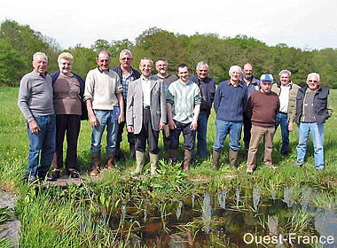 Les bénévoles autour du lavoir